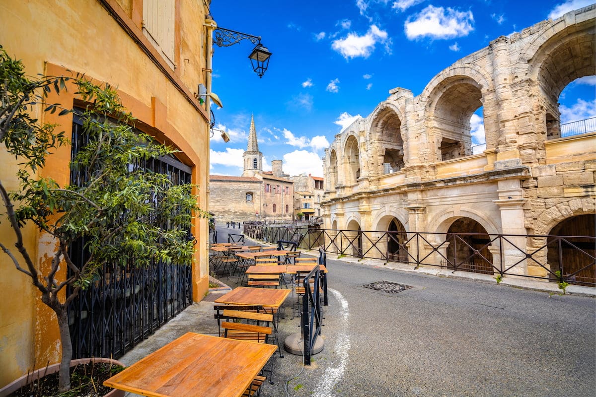 Arènes d’Arles et façades colorées du centre ancien