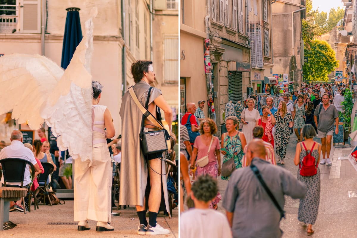 Artistes costumés et public dans les rues d’Avignon pendant le Festival Off Avignon.