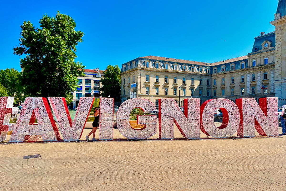 Installation Avignon en lettres géantes dans le centre-ville