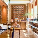 L’intérieur raffiné de Bacha Coffee sur les Champs-Élysées, avec escalier, boiseries, comptoirs de cafés et décor doré.