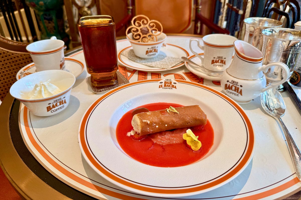 Un dessert servi chez Bacha Coffee sur les Champs-Élysées, accompagné de cafés, crème chantilly et vaisselle signature.