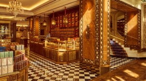 L’intérieur élégant de Bacha Coffee sur les Champs-Élysées à Paris, avec ses comptoirs de cafés, son décor doré et son sol à damier.