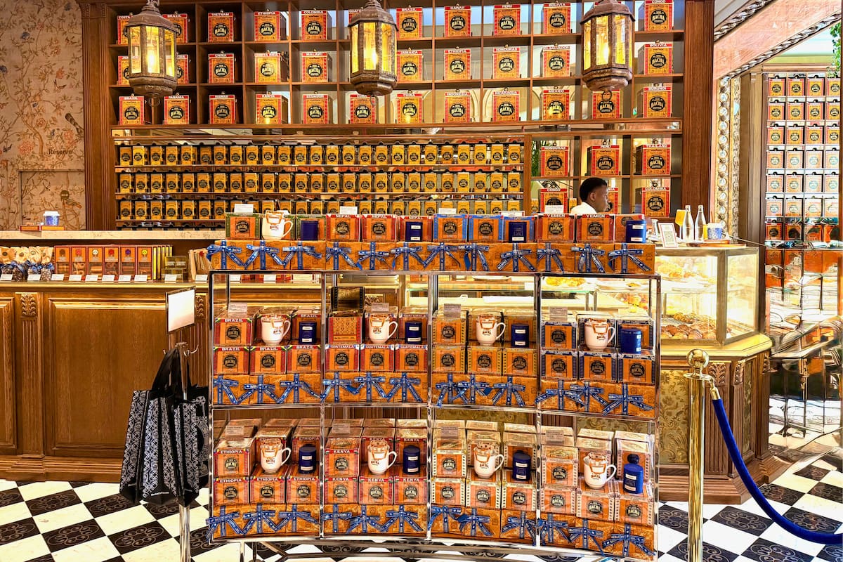Les étagères de Bacha Coffee à Paris, remplies de cafés 100 % Arabica venus de nombreux pays.
