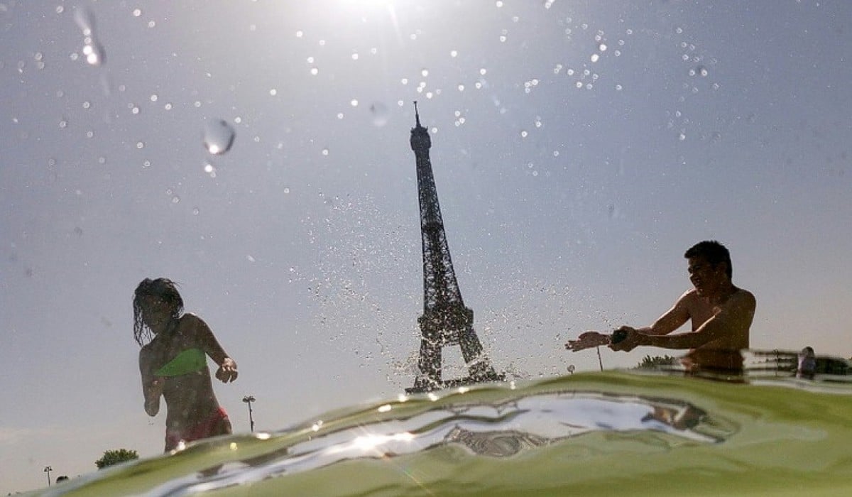 La canicule à Paris : baignade sauvage au Trocadéro 