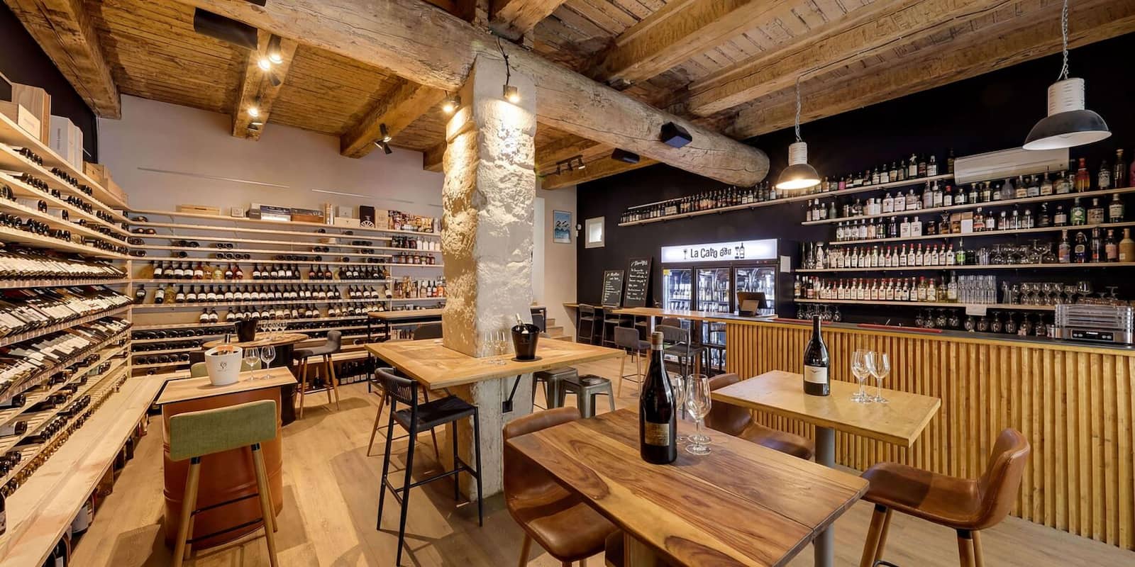 Intérieur du restaurant Casa Boca avec salle et tables aménagées.