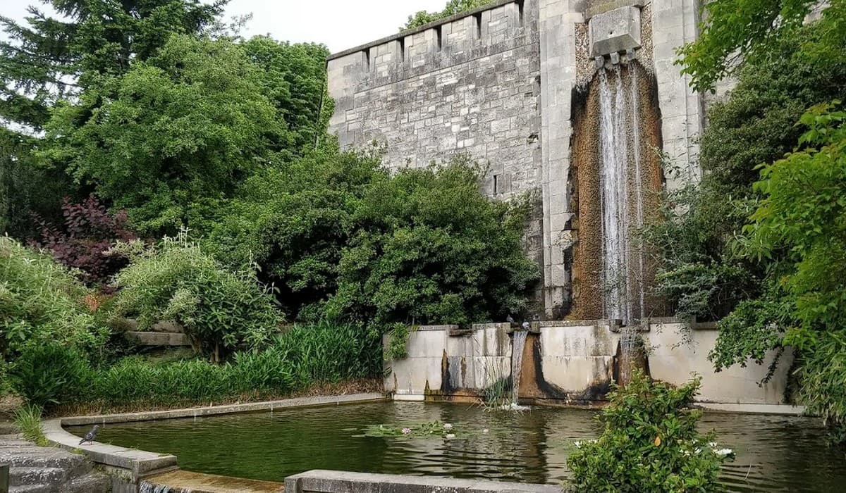 Cascade du parc Kellerman, autre angle 
