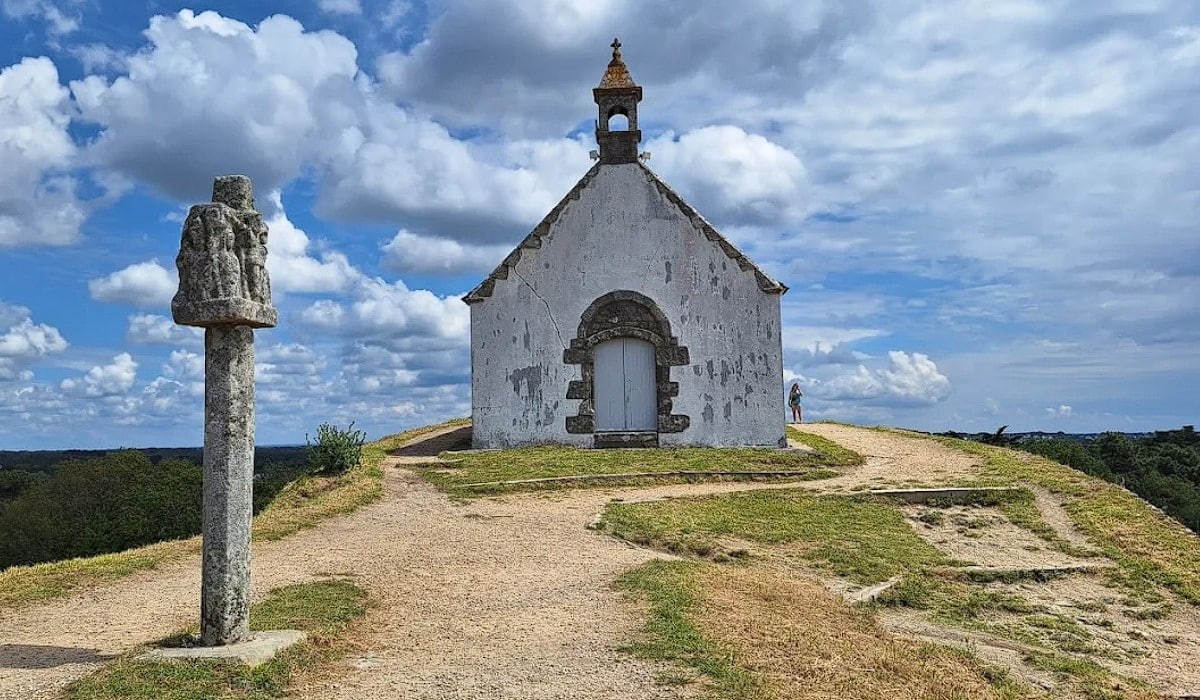 La Vallée des Saints, chapelle sur la colline de Quénéquillec 