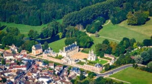Vue aérienne du château d’Anet et de son village en Eure-et-Loir, près de la vallée de l’Eure.