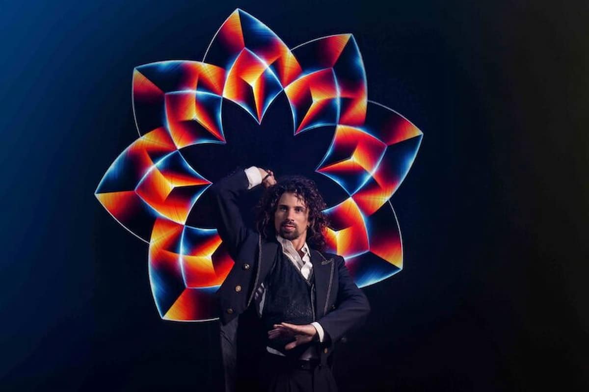 Artiste sur scène avec une figure lumineuse dans Cube au Festival OFF Avignon 2026