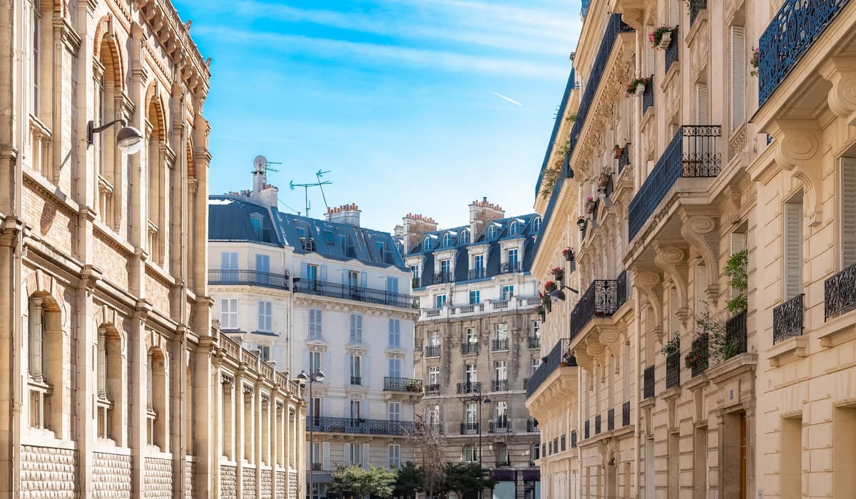 Les 2e étages des façades haussmanniennes étaient nommés "les étages nobles" 