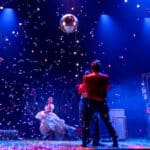 Scène festive avec confettis au Festival OFF Avignon 2026
