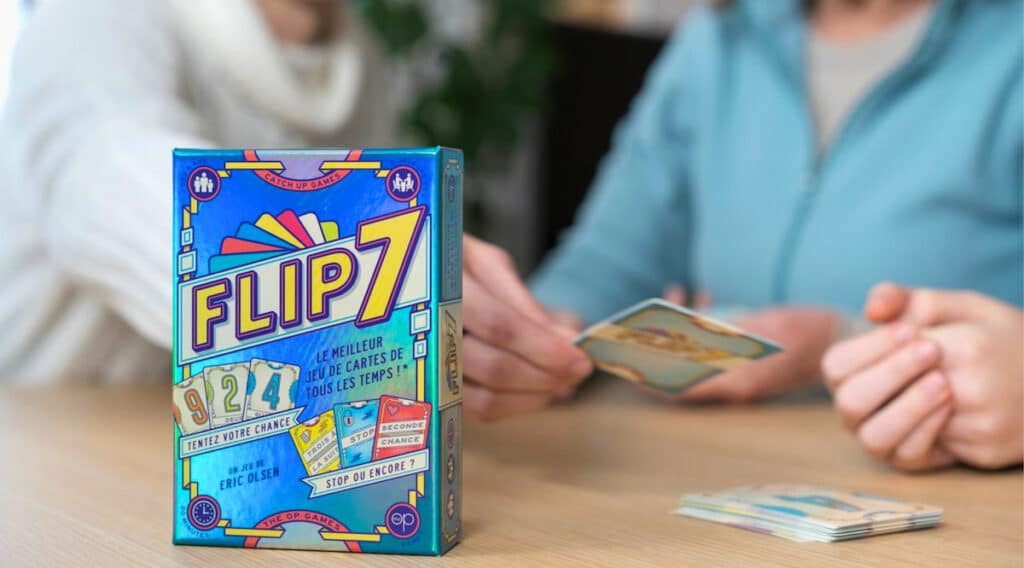 Boîte du jeu de cartes Flip 7 de Catch Up Games posée sur une table pendant une partie.