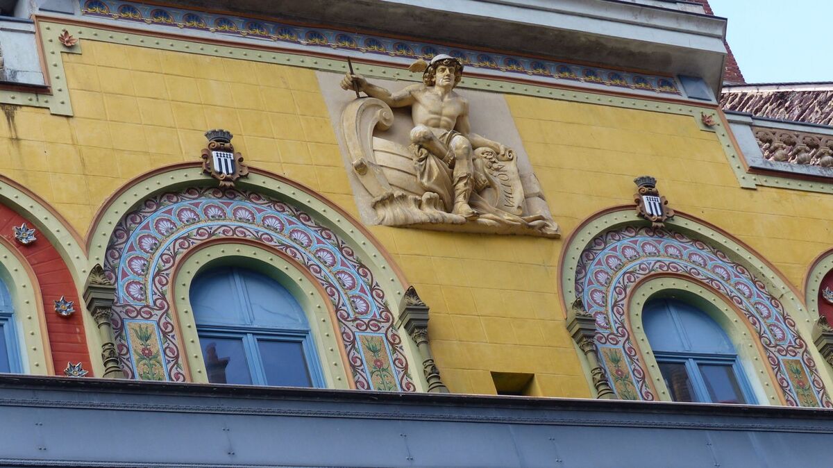 Il faut lever la tête en haut de cette boutique de vêtement pour apercevoir Mercure. @Petitsmomentsd'unevieordinaire