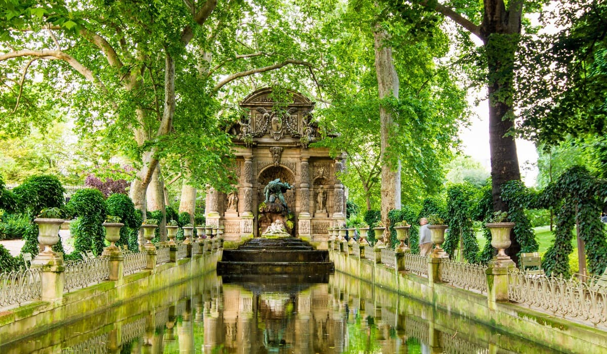 La magnifique fontaine de Médicis du jardin du Luxembourg