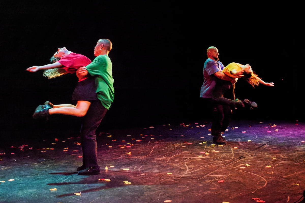 Quatre danseurs sur scène dans Je suis au Festival OFF Avignon 2026