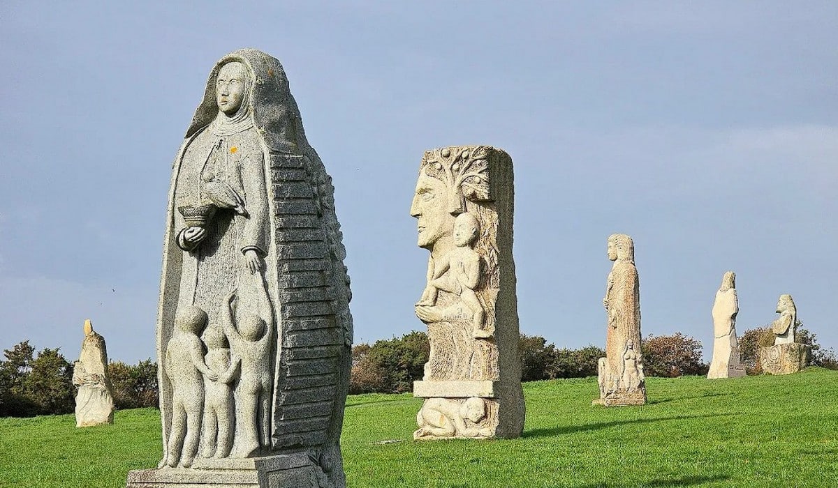 La Vallée des Saints : sculptures alignées 