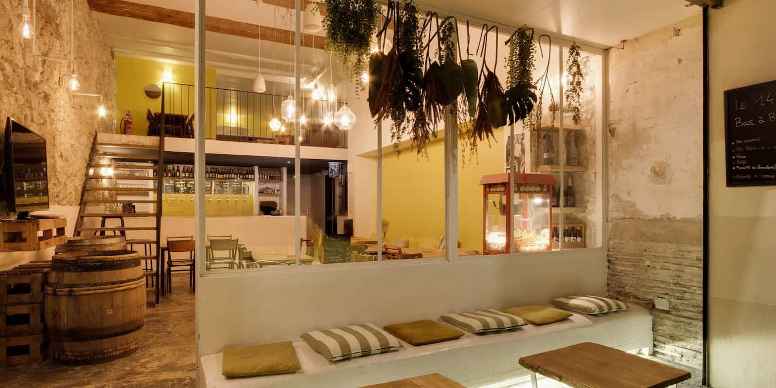 Intérieur du lieu Le 143 avec salle et patio extérieur
