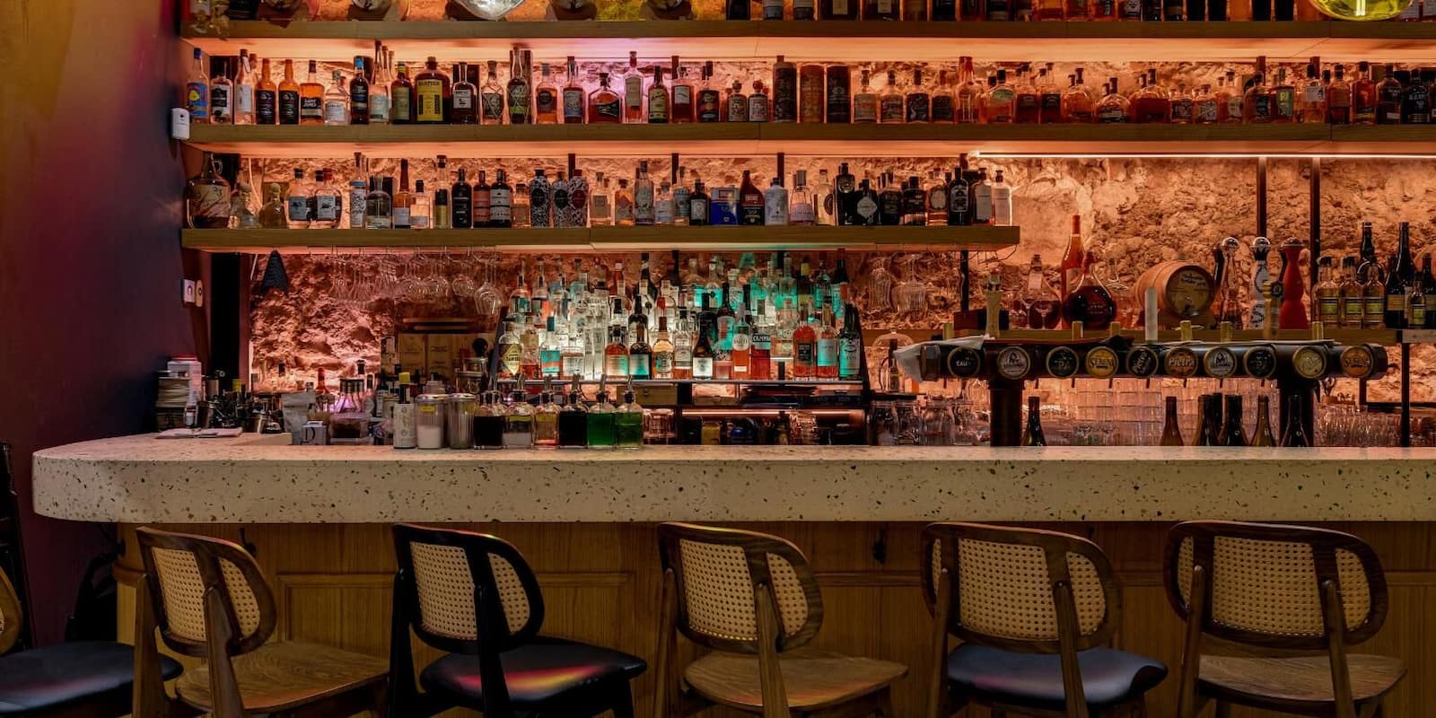 Le Caribou interieur comptoir bar