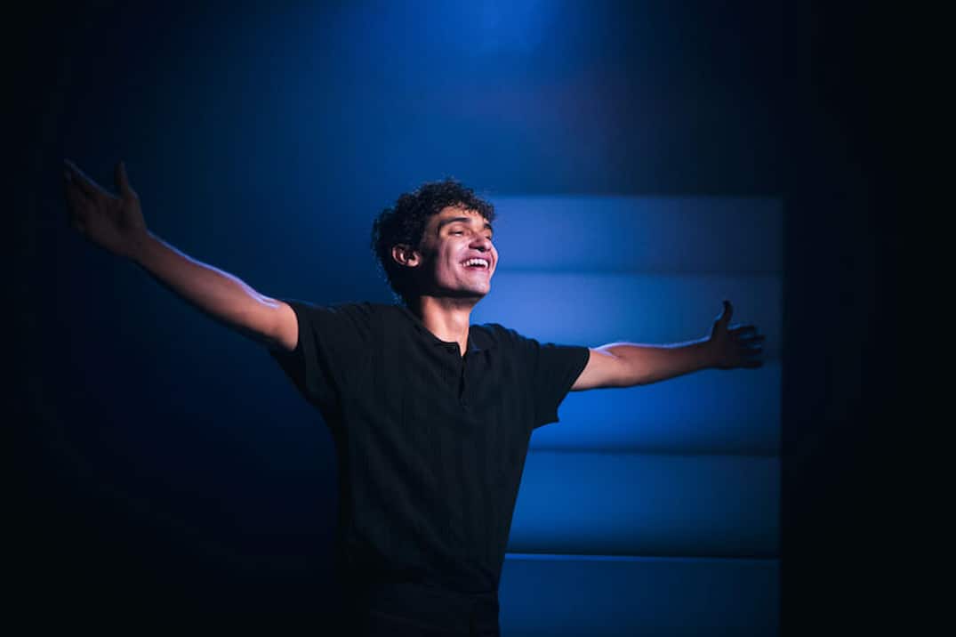 Ethan Oliel sur scène dans Le garçon nuage au Festival OFF Avignon 2026