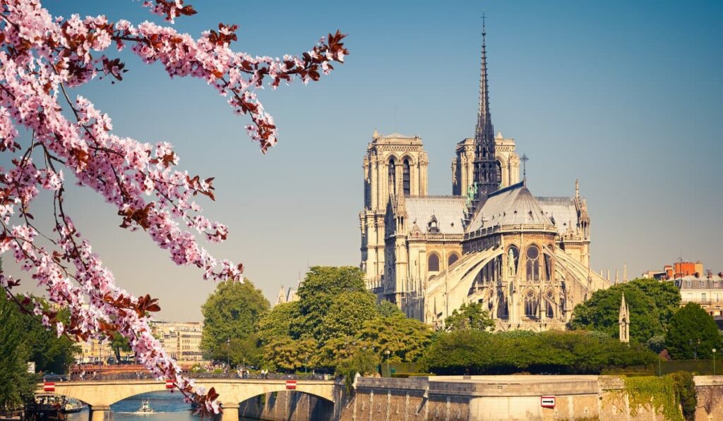 Notre-Dame de Paris au printemps depuis la rive