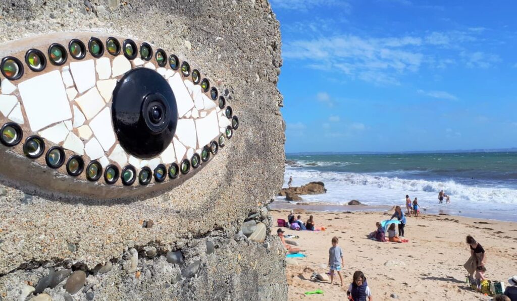 L'œil de Chanteau face à la mer sur la côte bretonne du pays d'Iroise