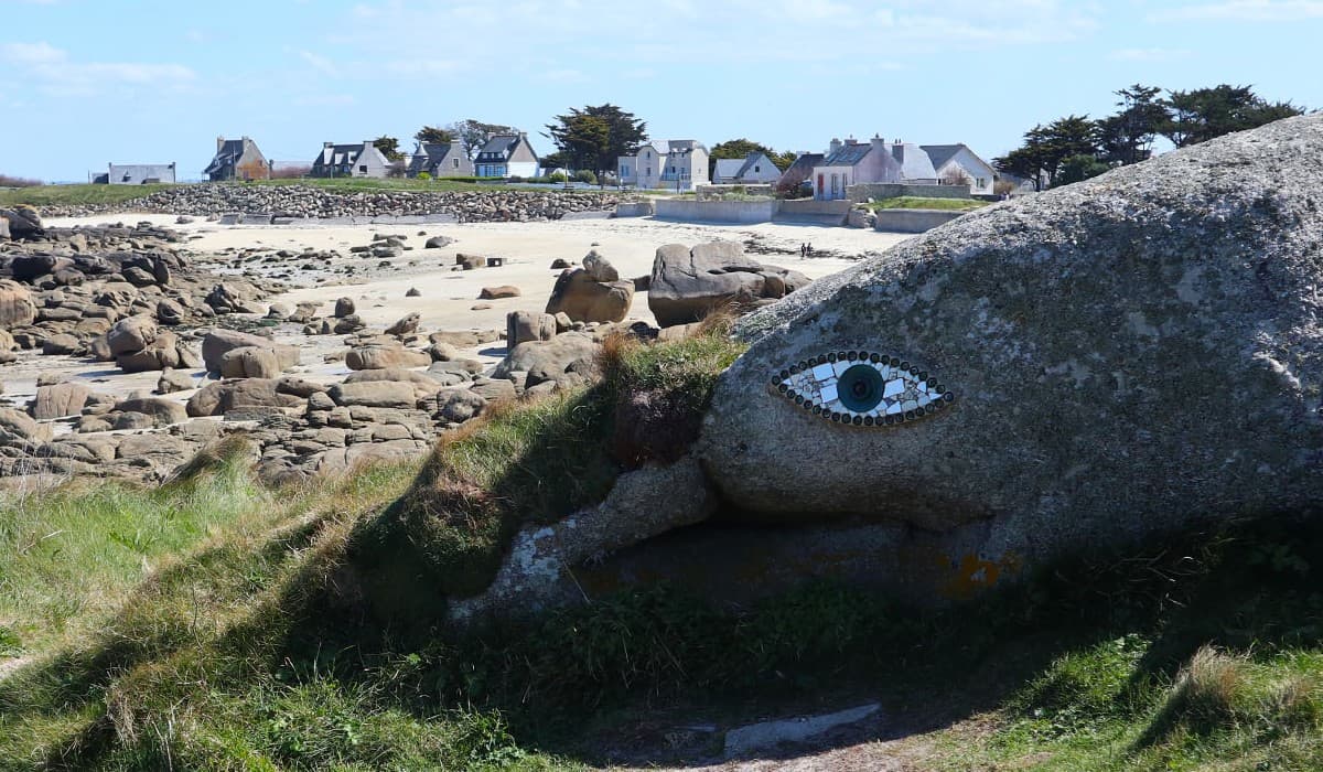 L'oeil de Chanteau sur un chaos rocheux près d'un village breton