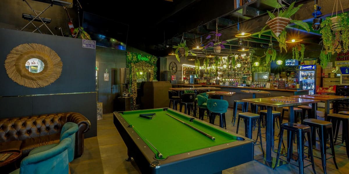 Intérieur du restaurant O'Warm avec salle et billard.