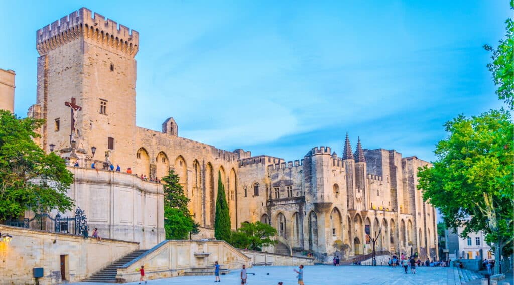 Le Palais des Papes à Avignon illuminé par la lumière du coucher du soleil
