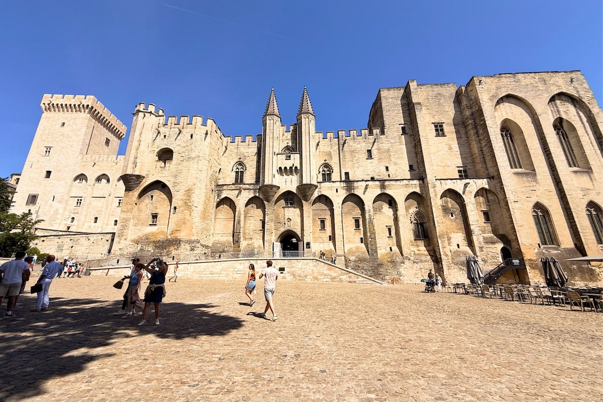 Le Palais des Papes à Avignon, monument gothique emblématique de la cité des papes