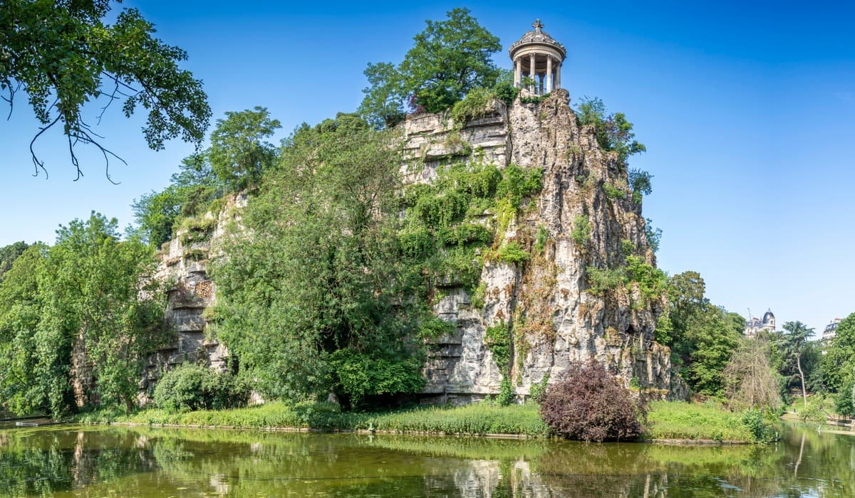 Le parc des Buttes-Chaumont érigé par la main de l'homme
