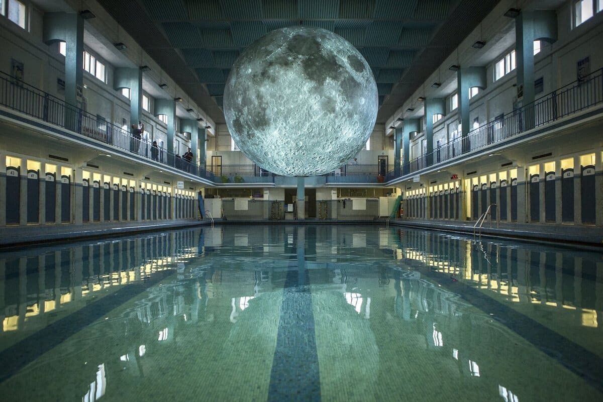 Une lune avait prit place dans la piscine à l'occasion de l'exposition temporaire de l'oeuvre d'art "Museum of the Moon", en 2016. @DestinationRennes
