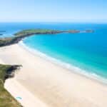 La plage des Blancs Sablons au Conquet, dans le Finistère, avec son immense bande de sable clair et son eau turquoise.