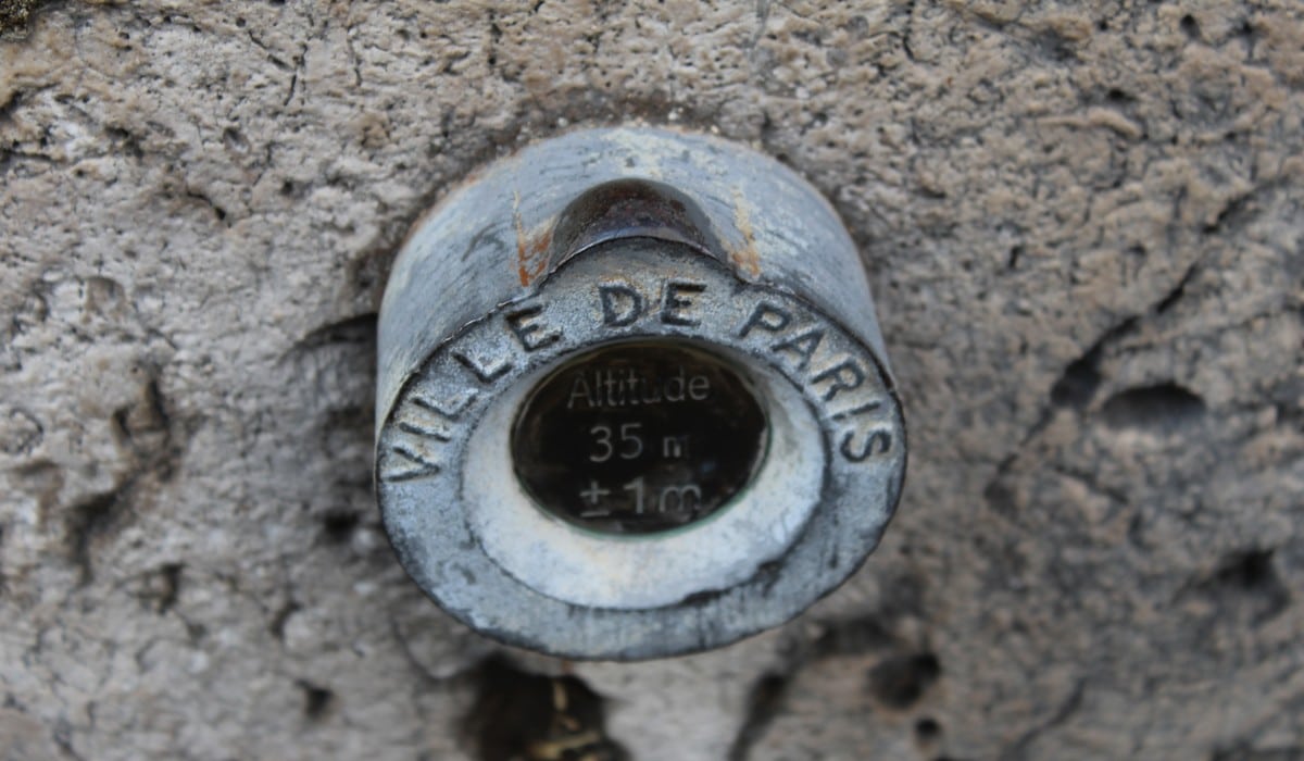 Une ancienne plaque de nivellement parisienne 