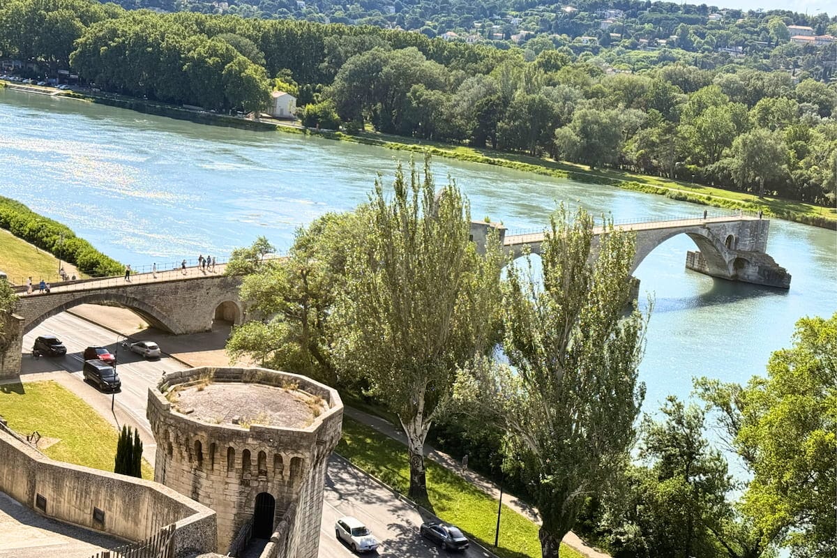 Le pont Saint-Bénézet à Avignon et le Rhône depuis les hauteurs du Rocher des Doms