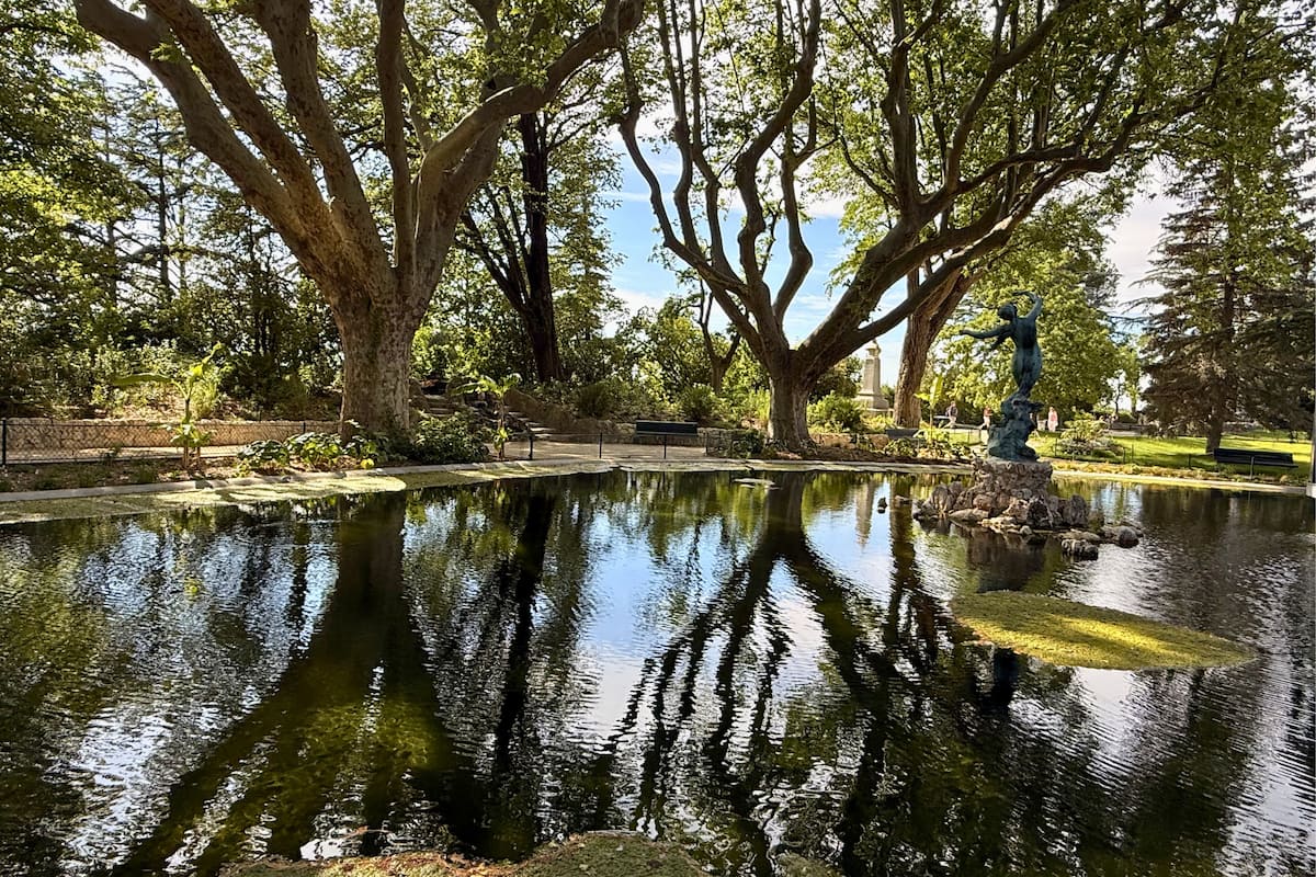 Le bassin du Rocher des Doms à Avignon entouré d’arbres et de verdure