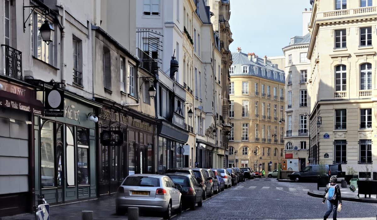 Une rue pavée de Paris