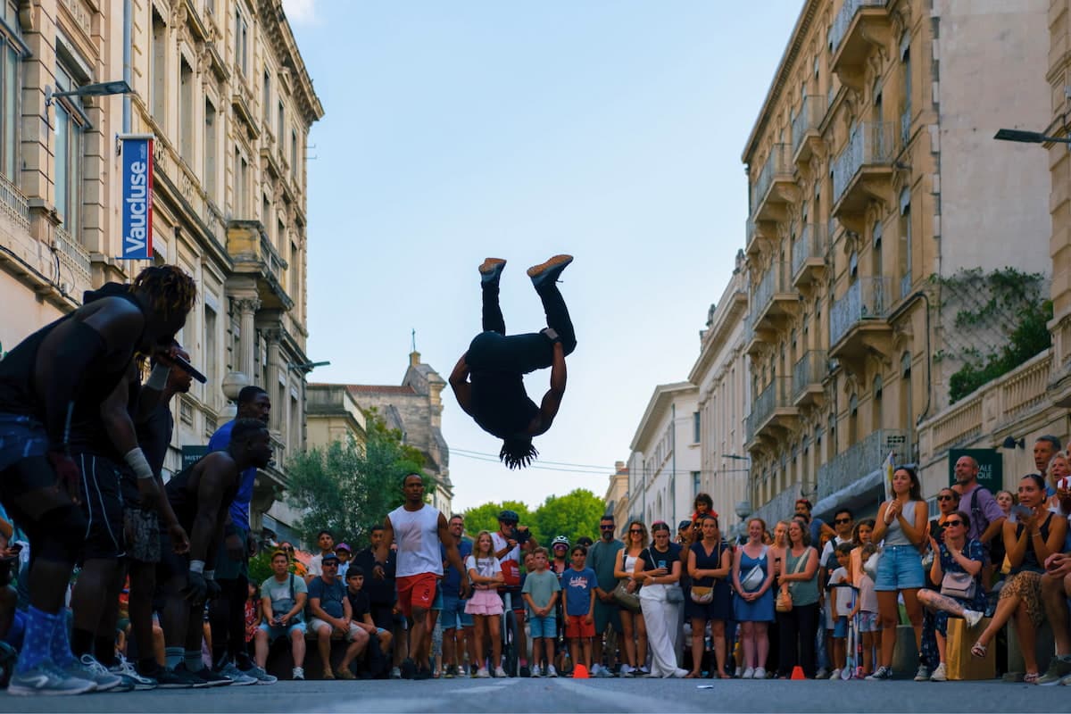 Spectacle de rue avec acrobate devant le public pendant le Festival Off Avignon.