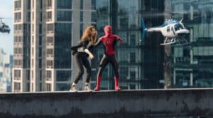 Spider-Man et MJ sur le toit d’un immeuble dans Spider-Man: No Way Home.