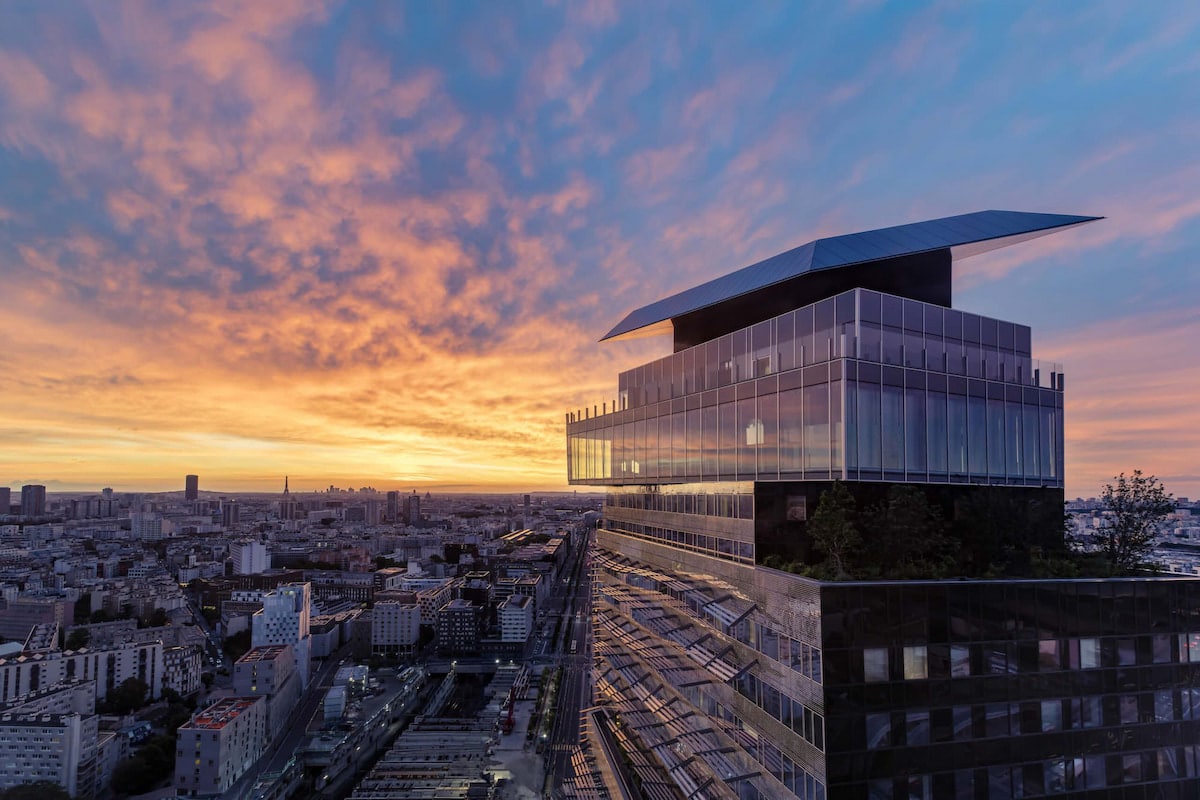 Le TOO Hôtel Paris au sommet des Tours Duo avec vue sur la capitale au coucher du soleil
