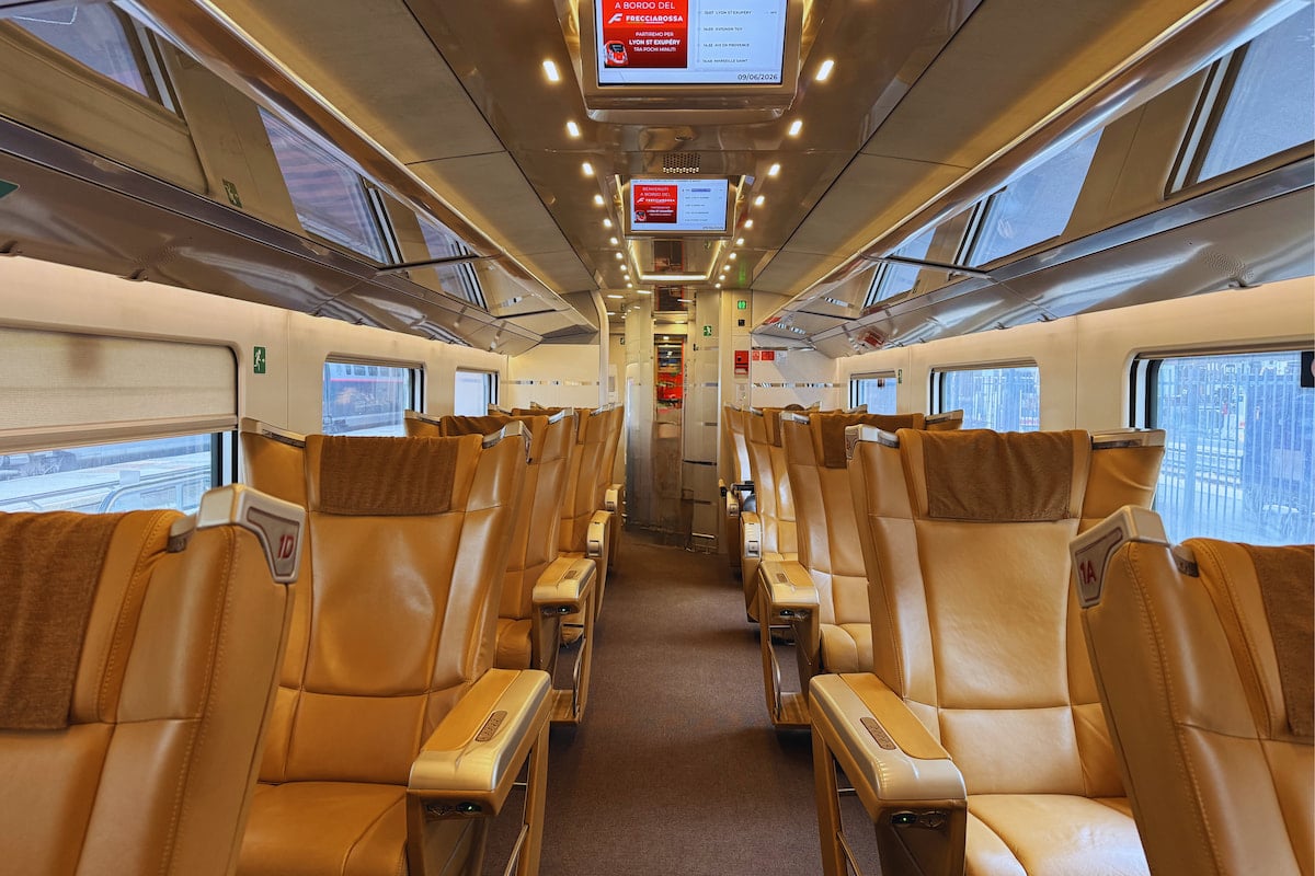 L’intérieur d’un train Frecciarossa Trenitalia avec des sièges en cuir en classe Business