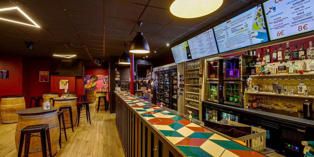 Intérieur du bar V&B République avec tables et espace convivial.
