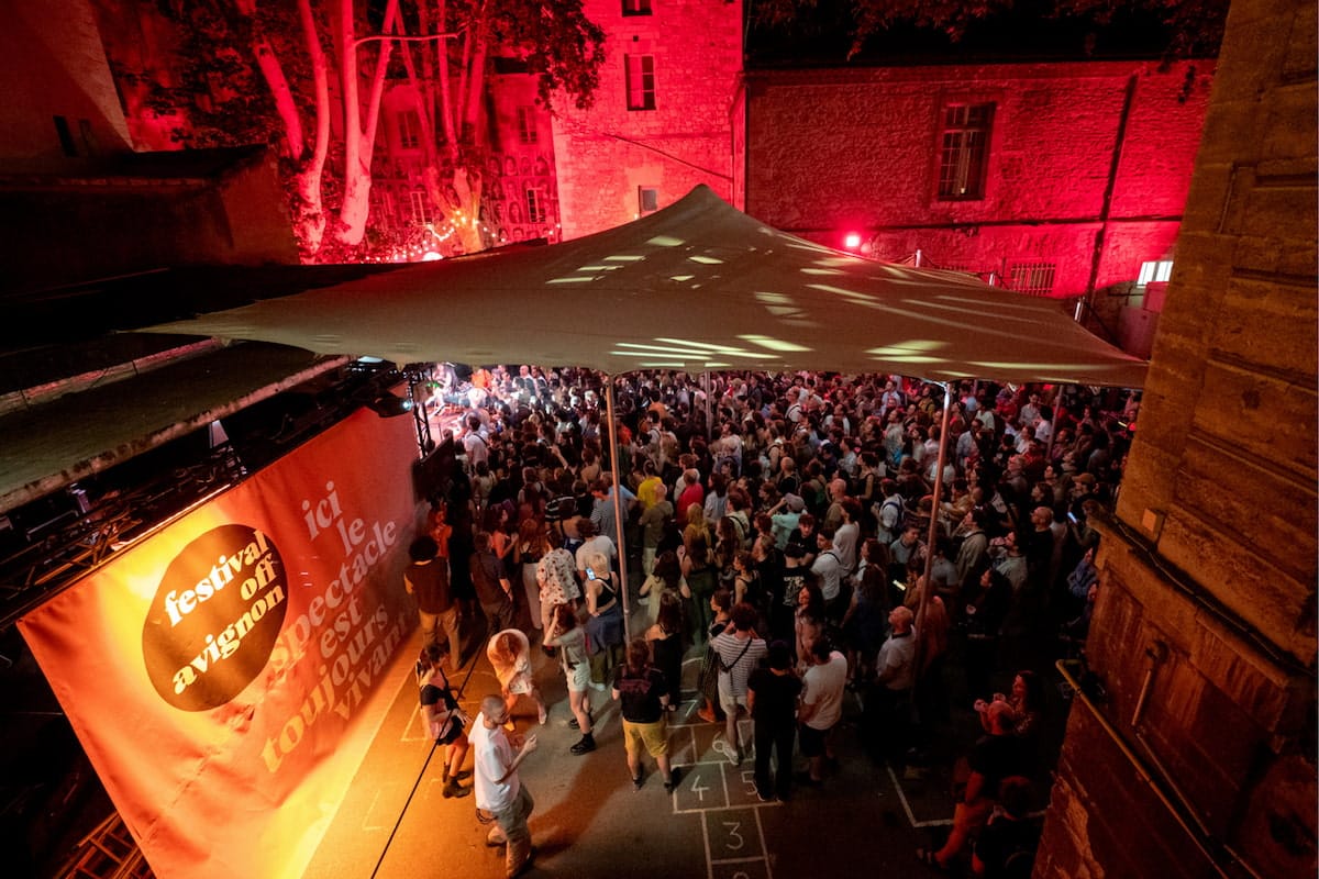Public rassemblé au Village du Off à Avignon lors d’une soirée du Festival Off d’Avignon.