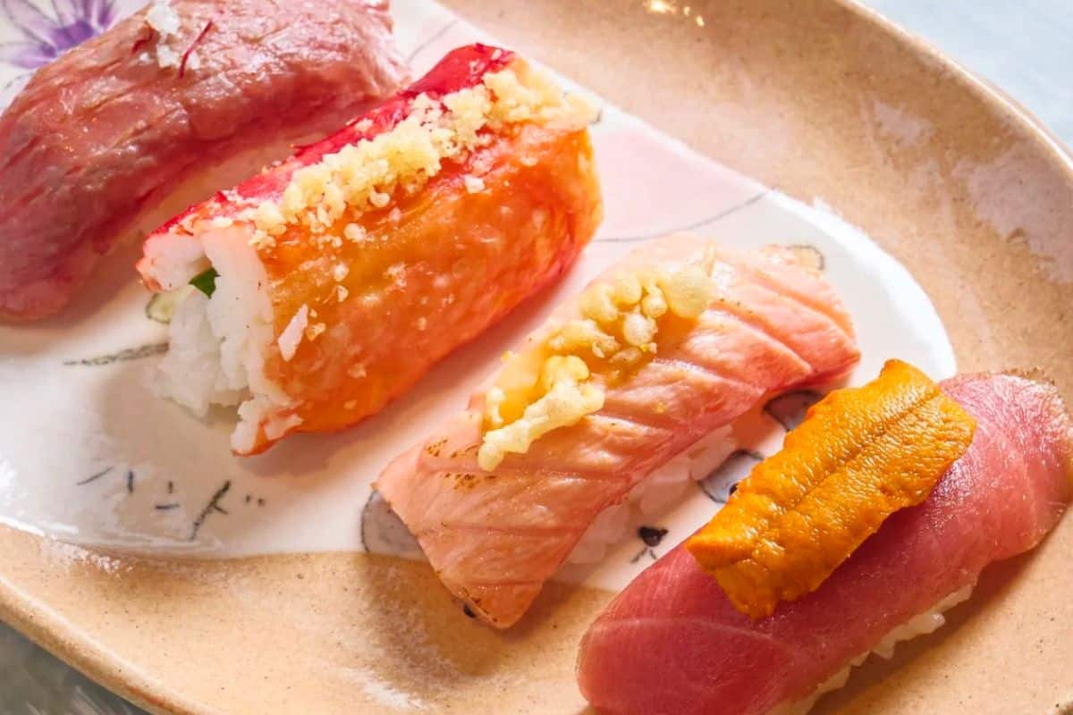 Sélection de sushis et nigiris créatifs © Hando Parisian Handroll 