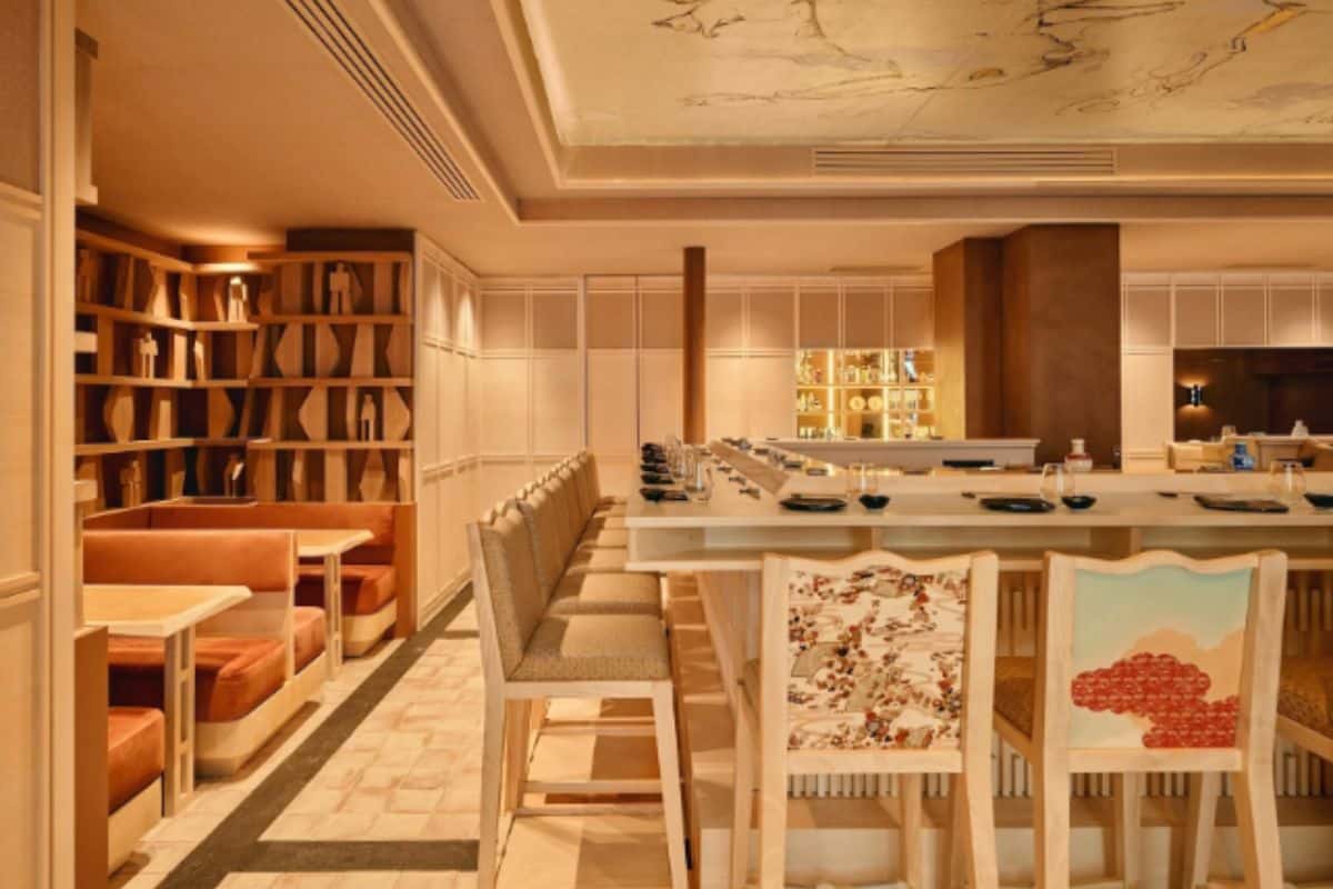 Salle intérieure et comptoir de dégustation © Hando Parisian Handroll