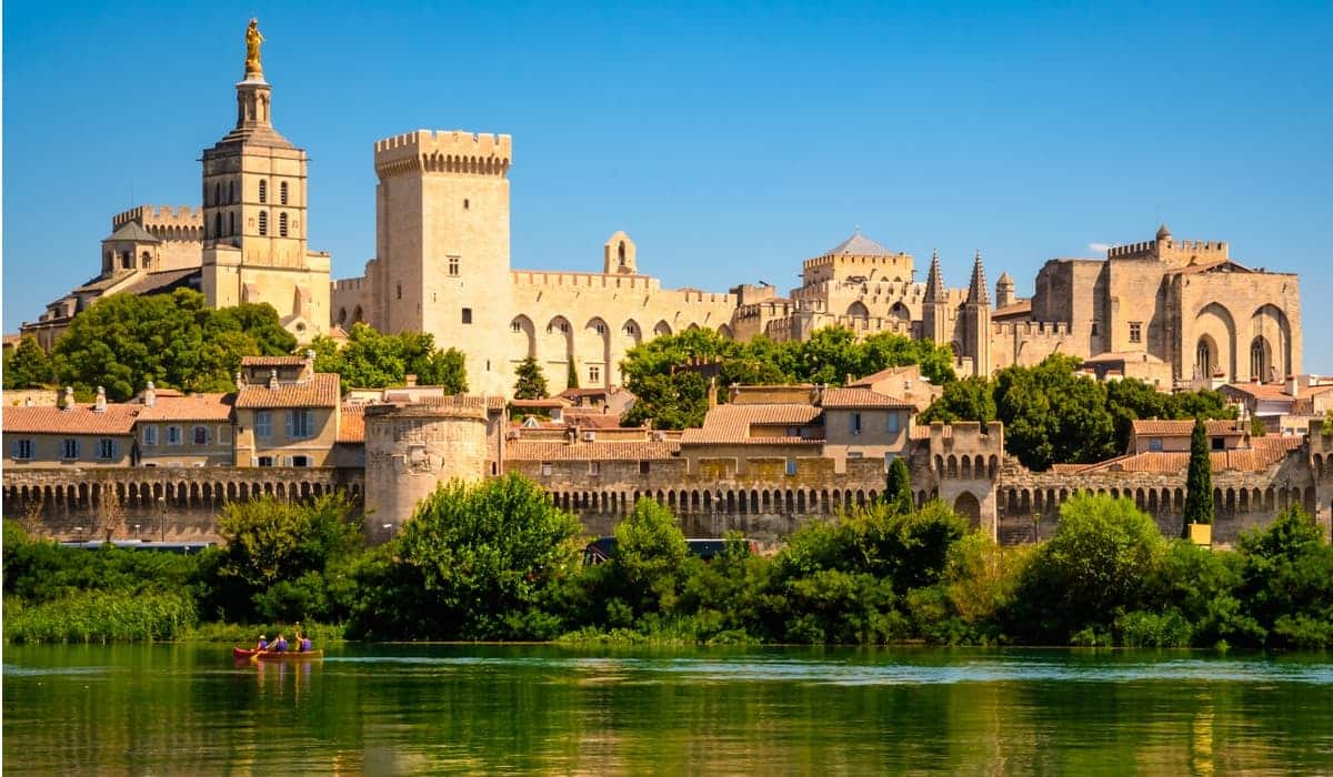 Avignon, vue du Palais des Papes, accessible en train ZOU! depuis Marseille 