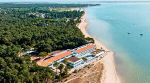 Vue aérienne du Bel Hôtel Oléron sur la plage du Gatseau
