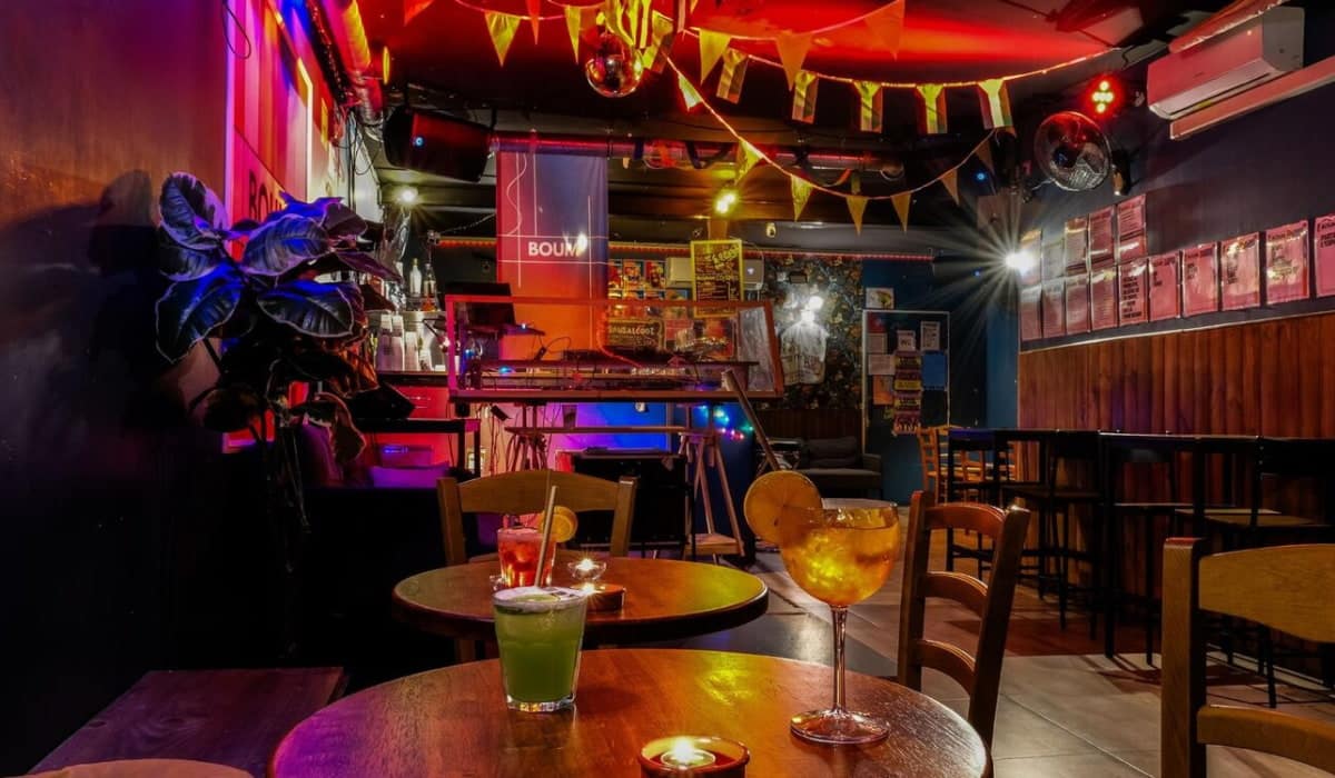 Intérieur du bar Boum au Cours Julien à Marseille