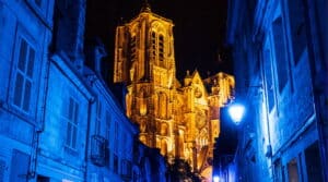 Cathédrale Saint-Étienne de Bourges illuminée de nuit