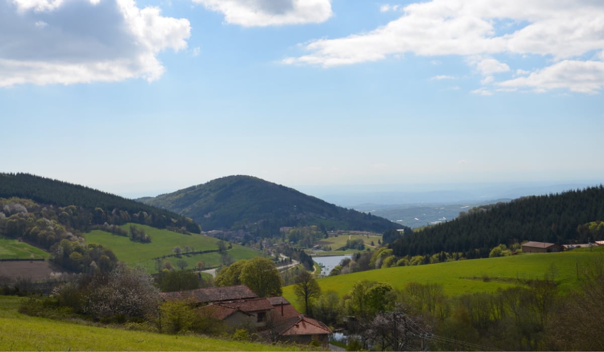 Le Crêt de la Madone est un point de vue situé dans les monts du Lyonnais.