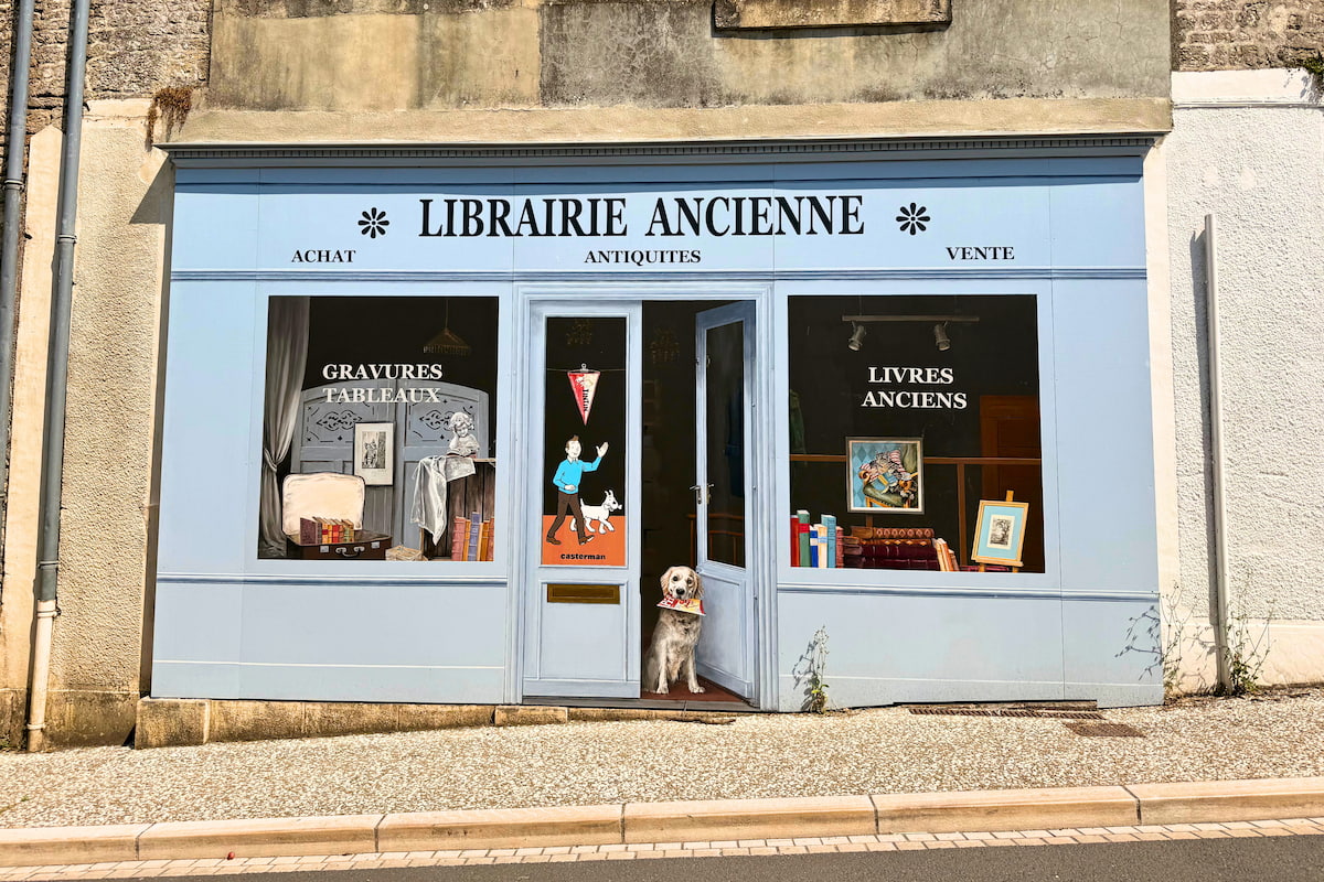 Fausse devanture de librairie en trompe-l’œil à Foussais-Payré